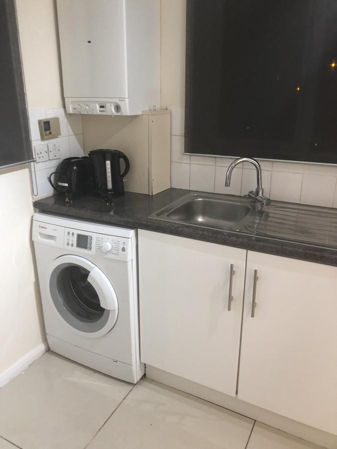 Waltham Abbey Private Property Екстериор снимка