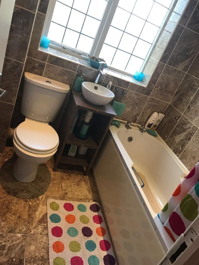 Waltham Abbey Private Property Екстериор снимка